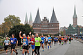 Die Marathonstrecke führt auch am Holstentor vorbei