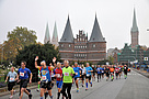 Die Marathonstrecke führt auch am Holstentor vorbei
