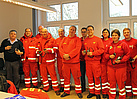 Rainer Mahn (li.) mit Einsatzkräften der DLRG im Schulungsraum des OV Lübeck