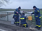 Um einen möglichen Wasseranstieg so früh wie möglich zu erkennen, setzt das THW in Niedersachsen und Nordrhein-Westfalen elf Trupps ein, die mobile Hochwasserpegeln betreiben.
