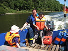 Ein Spaß für große und kleine Helfer, die Bootstour auf der Trave. (Foto: T. Schuff)