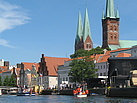 Bei frühsommerlichem Wetter ging es mit den Booten rund um die Lübecker Altstadt. (Foto: T. Schuff)